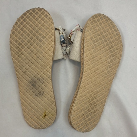 She & In slippers/sandals - Picture 9 of 12